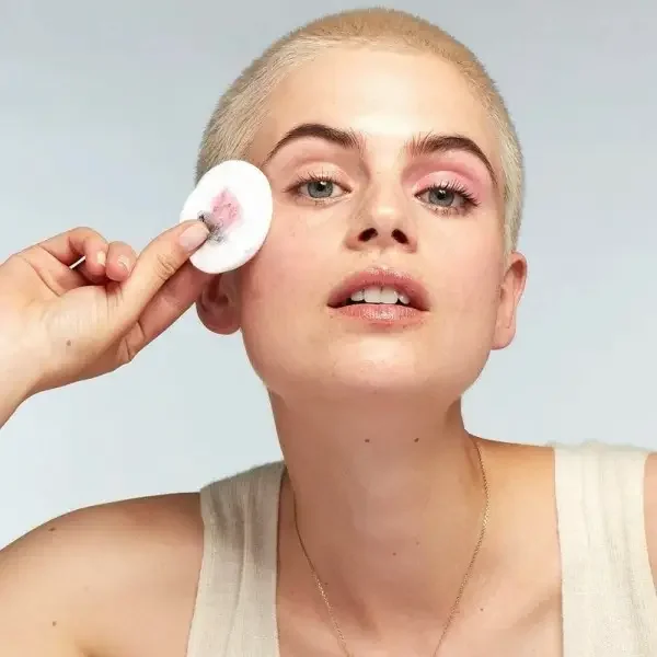 Solution Micellaire à l'Eau de Rose Tout-En-1 Peaux Ternes et Sensibles de Garnier Skin Active